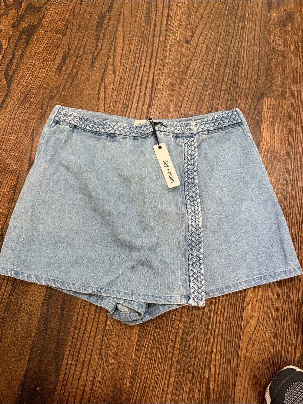 NWT day+moon Woven-Trim Light Blue Denim Skort - Women’s Large